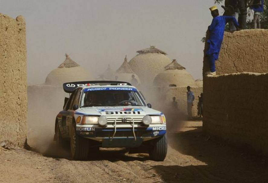 Rally festeggia i successi nei rally come quello della 205 T16 alla Parigi-Dakar del 1988